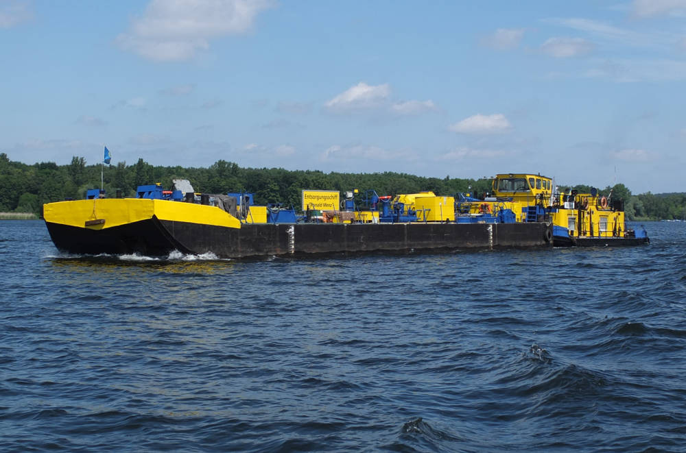 Binnenschiff zur Bilgen-Entsorgung auf der Havel