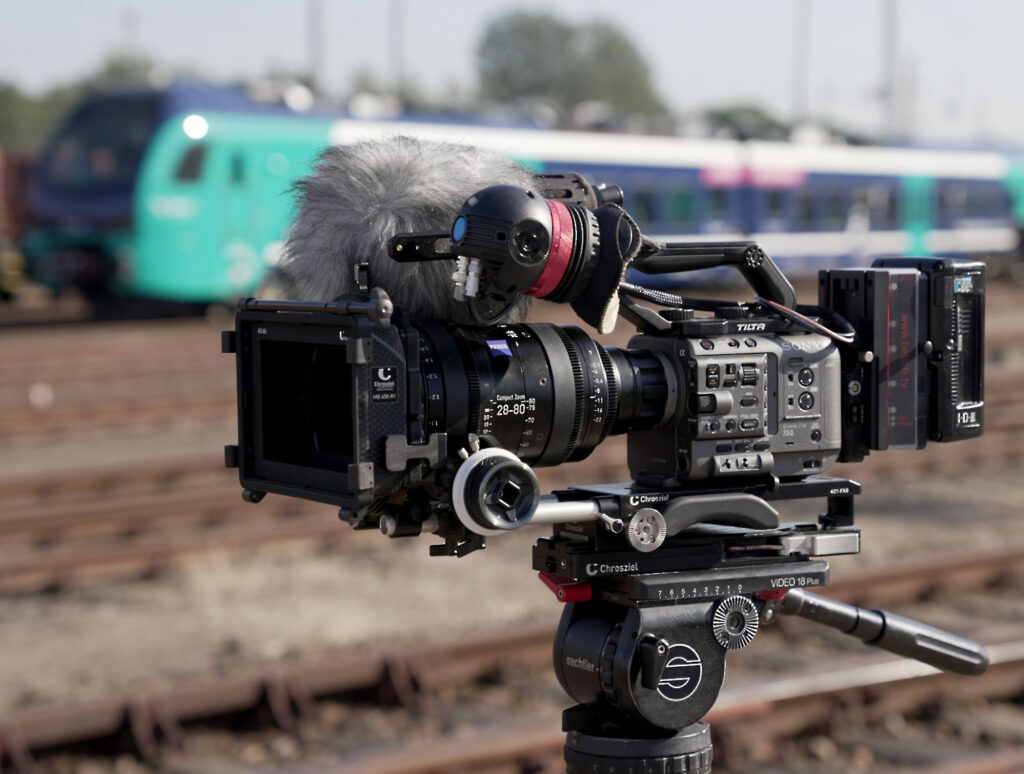 Kamera Sony FX 6, dahinter ein Regionalzug