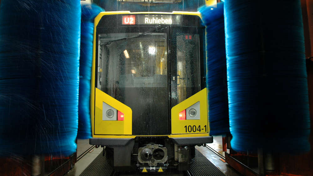 Zug der Berliner U-Bahn in der Waschanlage