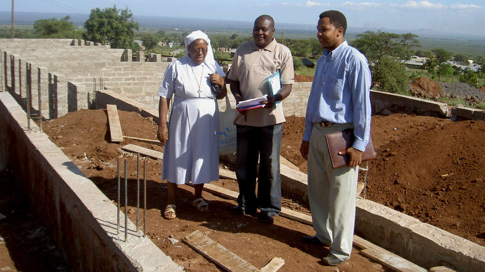 Menschen in Afrika sprechen über ein Bauprojekt Menschen in Afrika sprechen über ein Bauprojekt