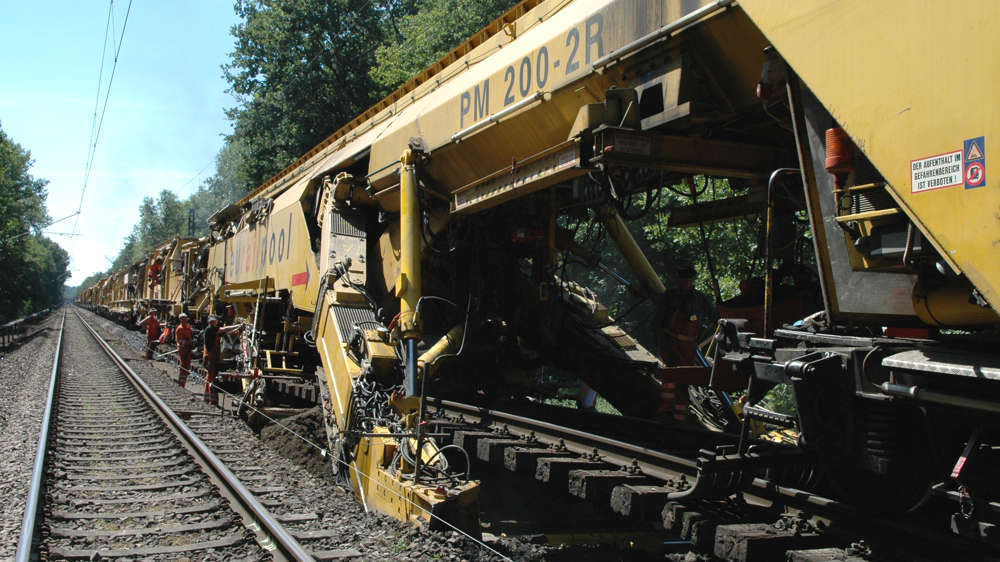 Untergrundsanierungsmaschine auf einer Bahnstrecke